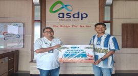 Penyerahan dana hewan qurban Rp7.000.000 dari PT ASDP Indonesia Ferry Persero Cabang Bakauheni. Terlihat GM Partogi Tamba menyerahkan secara simbolis kepada perwakilan stakeholder. Foto: Dokumentasi ASDP Bakauheni