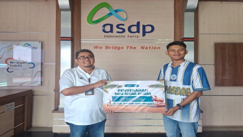 Penyerahan dana hewan qurban Rp7.000.000 dari PT ASDP Indonesia Ferry Persero Cabang Bakauheni. Terlihat GM Partogi Tamba menyerahkan secara simbolis kepada perwakilan stakeholder. Foto: Dokumentasi ASDP Bakauheni