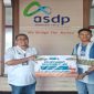 Penyerahan dana hewan qurban Rp7.000.000 dari PT ASDP Indonesia Ferry Persero Cabang Bakauheni. Terlihat GM Partogi Tamba menyerahkan secara simbolis kepada perwakilan stakeholder. Foto: Dokumentasi ASDP Bakauheni