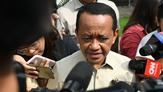 Menteri Energi dan Sumber Daya Mineral (ESDM) Bahlil Lahadalia memberikan keterangan pers kepada awak media di kompleks Istana Kepresidenan Jakarta pada Selasa, 5 Mei 2026. Foto: BPMI Setpres/Cahyo