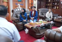 Dua delegasi yang akan mewakili Unila Deni Kurniawan untuk kategori sarjana dan Zahra Delfi untuk kategori diploma saat audensi bersama rektor unila.