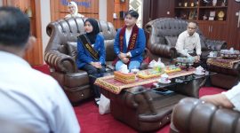 Dua delegasi yang akan mewakili Unila Deni Kurniawan untuk kategori sarjana dan Zahra Delfi untuk kategori diploma saat audensi bersama rektor unila.