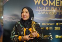 Walikota Bandar lampung Hj.Eva Dwiana, saat menerima Penghargaan tingkat nasional sebagai 