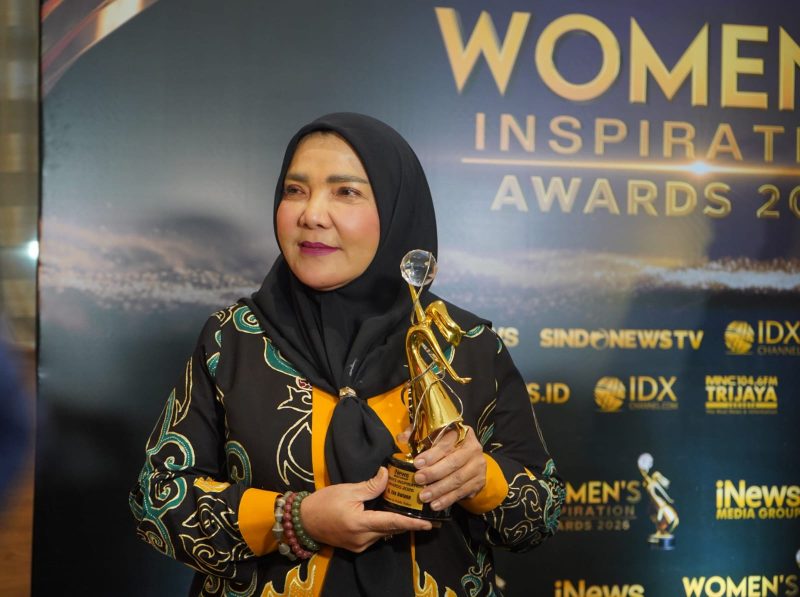 Walikota Bandar lampung Hj.Eva Dwiana, saat menerima Penghargaan tingkat nasional sebagai 