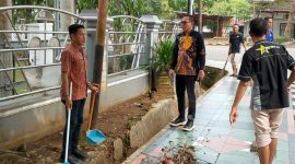 Aparatur sipil negara (ASN) dan pegawai pemerintah dengan perjanjian kerja (P3K) di lingkup Setwan DPRD Lampung Selatan saat gotong royong membersihkan lingkungan kantor.