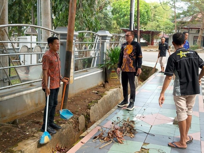 Aparatur sipil negara (ASN) dan pegawai pemerintah dengan perjanjian kerja (P3K) di lingkup Setwan DPRD Lampung Selatan saat gotong royong membersihkan lingkungan kantor.