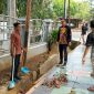Aparatur sipil negara (ASN) dan pegawai pemerintah dengan perjanjian kerja (P3K) di lingkup Setwan DPRD Lampung Selatan saat gotong royong membersihkan lingkungan kantor.