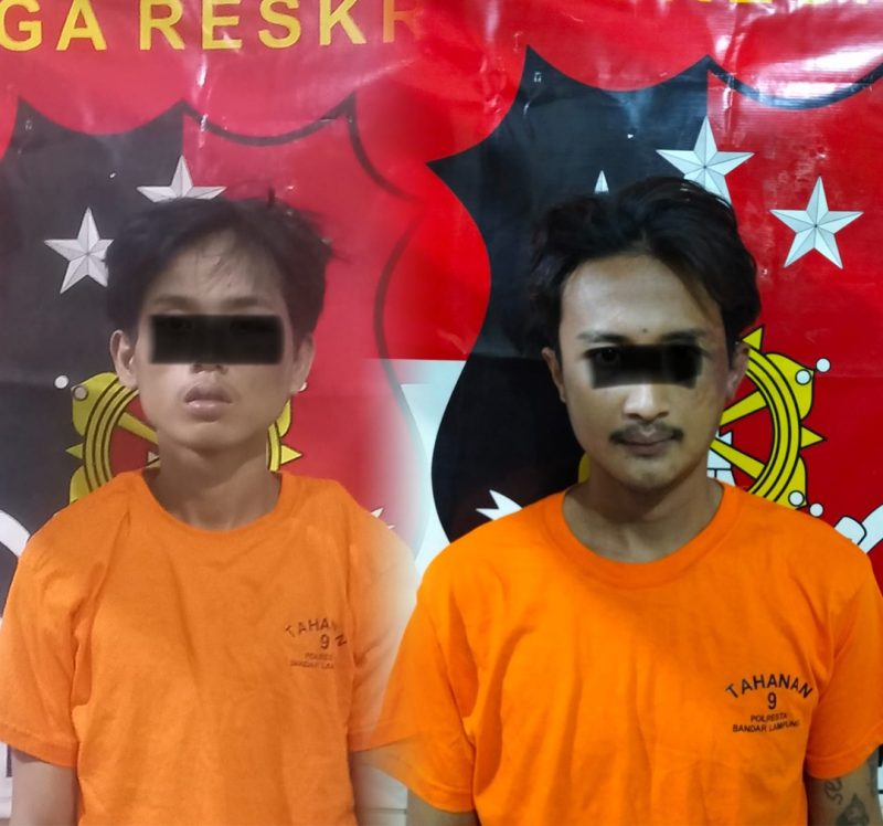 Dua tersangka pelaku pencuri spesialis bongkar rumah kosong TM (21), AR (17), warga Kelurahan Kelapa Tiga, Tanjung Karang Barat, Bandar Lampung