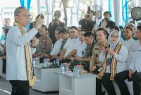 Menteri Koordinator (Menko) Bidang Pangan Zulkifli Hasan dalam acara Rembuk Tani, di Lapangan Marga Agung, Kecamatan Jati Agung, Lampung Selatan, Sabtu (2/5/2026).