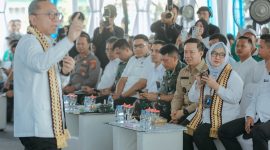 Menteri Koordinator (Menko) Bidang Pangan Zulkifli Hasan dalam acara Rembuk Tani, di Lapangan Marga Agung, Kecamatan Jati Agung, Lampung Selatan, Sabtu (2/5/2026).