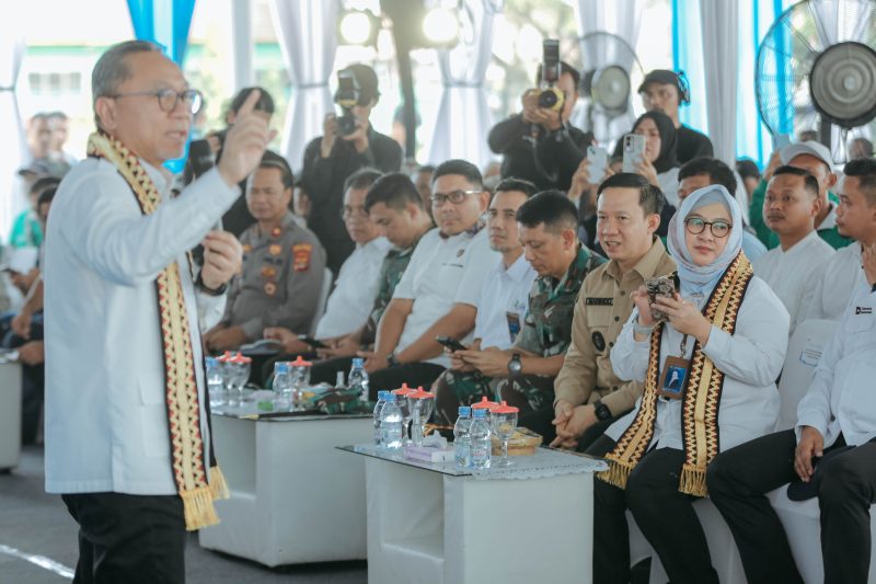 Menteri Koordinator (Menko) Bidang Pangan Zulkifli Hasan dalam acara Rembuk Tani, di Lapangan Marga Agung, Kecamatan Jati Agung, Lampung Selatan, Sabtu (2/5/2026).