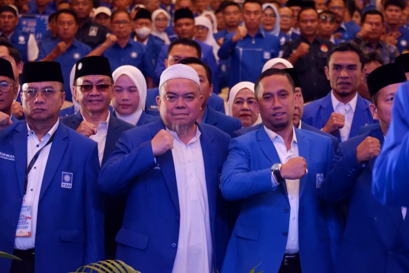Ketua DPD PAN Kota Bandar Lampung yang baru dilantik, Dr. Ir. Firmansyah Y. Alfian, MBA., M.Sc.(Tengah).