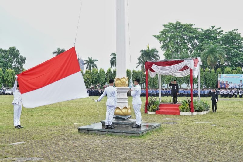 Sekretaris Daerah Provinsi Lampung, Marindo Kurniawan sebagai inspektur upacara Hari Pendidikan Nasional (Hardiknas) Tahun 2026 yang digelar di Lapangan Korpri, Senin (4/5/2026). ist