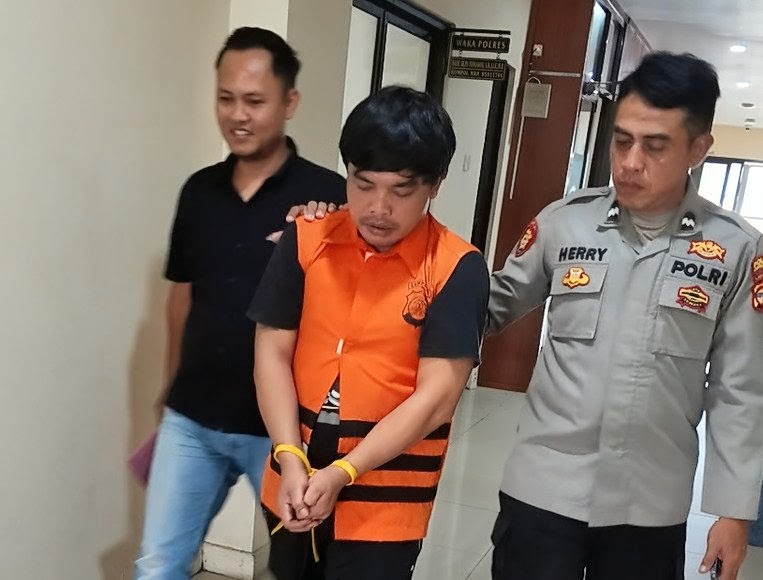 Tersangka M.R (33) diamankan Polisi usai melakukan aksi curat di wilayah Kecamatan Candipuro.