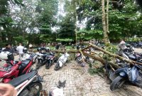 Sejumlah sepeda motor mahasiswa rusak tertimpa pohon tumbang akibat angin kencang di area kampus Universitas Lampung,