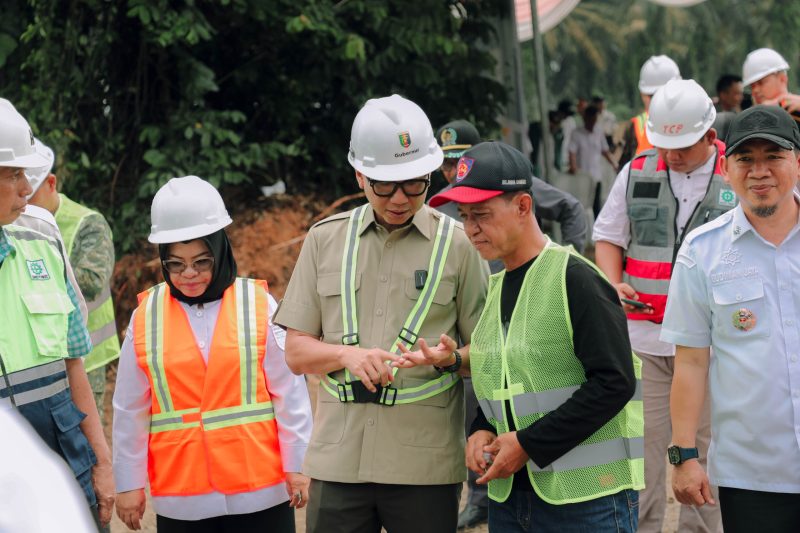 Gubernur Lampung Rahmat Mirzani Djausal saat melakukan groundbreaking ruas jalan Brabasan–Wiralaga di Desa Sido Mulyo, Kecamatan Mesuji, Rabu (6/5/2026)