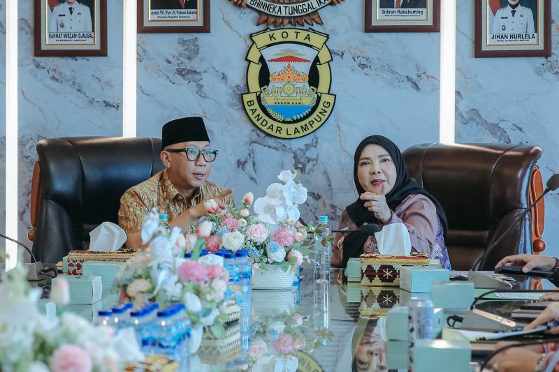 Gubernur Lampung Rahmat Mirzani Djausal bersama Wali Kota Eva Dwiana gelar rakor dengan sejumlah instansi membahas langkah penanganan banjir secara terpadu di Kota Bandar Lampung. Rakor digelar di Ruang Rapat Wali Kota, Kamis (7/5/2026).