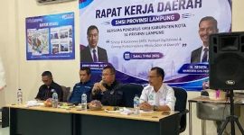 Ketua SMSI Lampung Donny Irawan didampingi Wakil Ketua Syarif, Ketua Harian Fajar Arifin, dan Sekretaris Senen. foto: istimewa