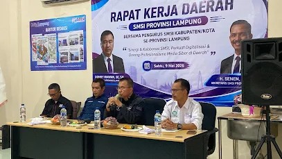 Ketua SMSI Lampung Donny Irawan didampingi Wakil Ketua Syarif, Ketua Harian Fajar Arifin, dan Sekretaris Senen. foto: istimewa