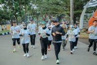 Gubernur Lampung Rahmat Mirzani Djausal Bersama Ketua TP PKK Provinsi Lampung Purnama Wulan Sari Mirza ikut memeriahkan ajang Half Marathon Lampung 2026 yang digelar Hipmi Lampung di Kompleks PKOR Way Halim, Bandar Lampung, Minggu (10/5/2026).