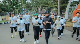 Gubernur Lampung Rahmat Mirzani Djausal Bersama Ketua TP PKK Provinsi Lampung Purnama Wulan Sari Mirza ikut memeriahkan ajang Half Marathon Lampung 2026 yang digelar Hipmi Lampung di Kompleks PKOR Way Halim, Bandar Lampung, Minggu (10/5/2026).