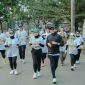 Gubernur Lampung Rahmat Mirzani Djausal Bersama Ketua TP PKK Provinsi Lampung Purnama Wulan Sari Mirza ikut memeriahkan ajang Half Marathon Lampung 2026 yang digelar Hipmi Lampung di Kompleks PKOR Way Halim, Bandar Lampung, Minggu (10/5/2026).