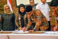 Gubernur Lampung Rahmad Mirzani Didampingi Walikota Bandarlampung Eva Dwiana saat penandatanganan kesepakatan bersama Kementerian Koordinator Bidang Pangan, di Ballroom Graha Mandiri, Jakarta, Senin (11/5/2026).