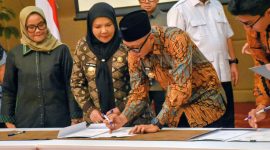 Gubernur Lampung Rahmad Mirzani Didampingi Walikota Bandarlampung Eva Dwiana saat penandatanganan kesepakatan bersama Kementerian Koordinator Bidang Pangan, di Ballroom Graha Mandiri, Jakarta, Senin (11/5/2026).