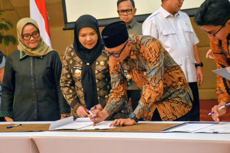 Gubernur Lampung Rahmad Mirzani Didampingi Walikota Bandarlampung Eva Dwiana saat penandatanganan kesepakatan bersama Kementerian Koordinator Bidang Pangan, di Ballroom Graha Mandiri, Jakarta, Senin (11/5/2026).