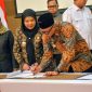 Gubernur Lampung Rahmad Mirzani Didampingi Walikota Bandarlampung Eva Dwiana saat penandatanganan kesepakatan bersama Kementerian Koordinator Bidang Pangan, di Ballroom Graha Mandiri, Jakarta, Senin (11/5/2026).