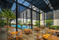 Amuse Poolbar & Restaurant yang ikonik di lantai 5  Radisson Lampung Kedaton.