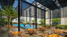 Amuse Poolbar & Restaurant yang ikonik di lantai 5  Radisson Lampung Kedaton.
