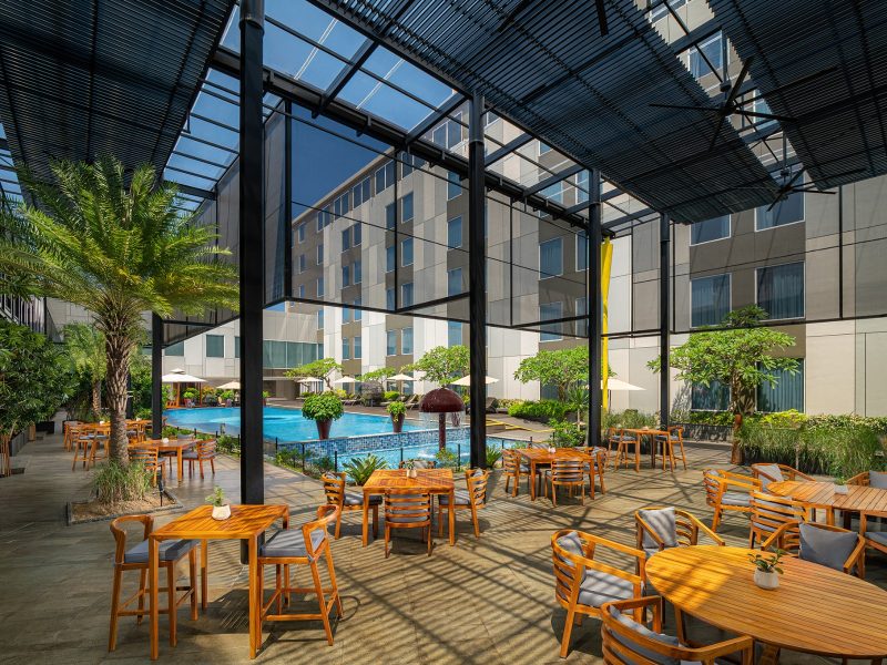 Amuse Poolbar & Restaurant yang ikonik di lantai 5  Radisson Lampung Kedaton.