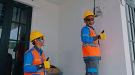 Ilustrasi petugas PLN melakukan penggantian MCB. foto:ist