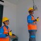 Ilustrasi petugas PLN melakukan penggantian MCB. foto:ist