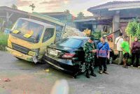 
Truk bermuatan 10 ton mundur dan tabrak sedan di Jalan Wan Abdurrahman Kemiling. Senin sore (18/5/2026)