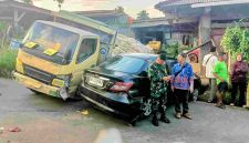 Truk bermuatan 10 ton mundur dan tabrak sedan di Jalan Wan Abdurrahman Kemiling. Senin sore (18/5/2026)