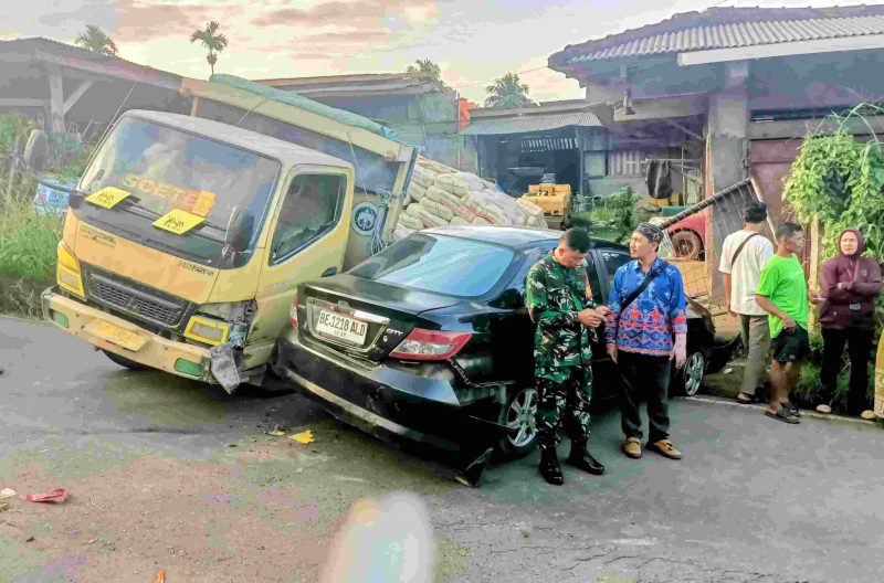 
Truk bermuatan 10 ton mundur dan tabrak sedan di Jalan Wan Abdurrahman Kemiling. Senin sore (18/5/2026)