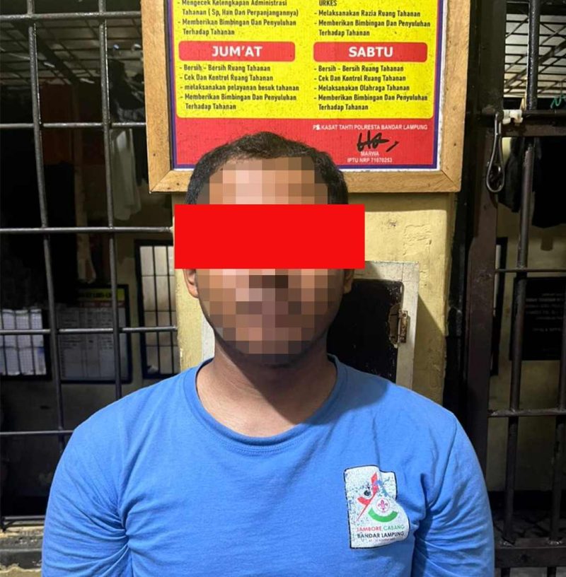 MRP (21), pelaku pembuat laporan palsu dibegal di Bandar Lampung, saat diamankan Polresta Bandar Lampung, Kamis (14/5/2026). ist