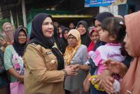 Walikota Bandarlampung Eva Dwiana saat salurkan bantuan beras ke masyarakat.
