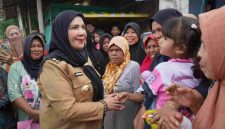 Walikota Bandarlampung Eva Dwiana saat salurkan bantuan beras ke masyarakat.
