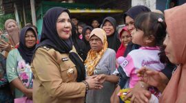 Walikota Bandarlampung Eva Dwiana saat salurkan bantuan beras ke masyarakat.