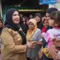 Walikota Bandarlampung Eva Dwiana saat salurkan bantuan beras ke masyarakat.