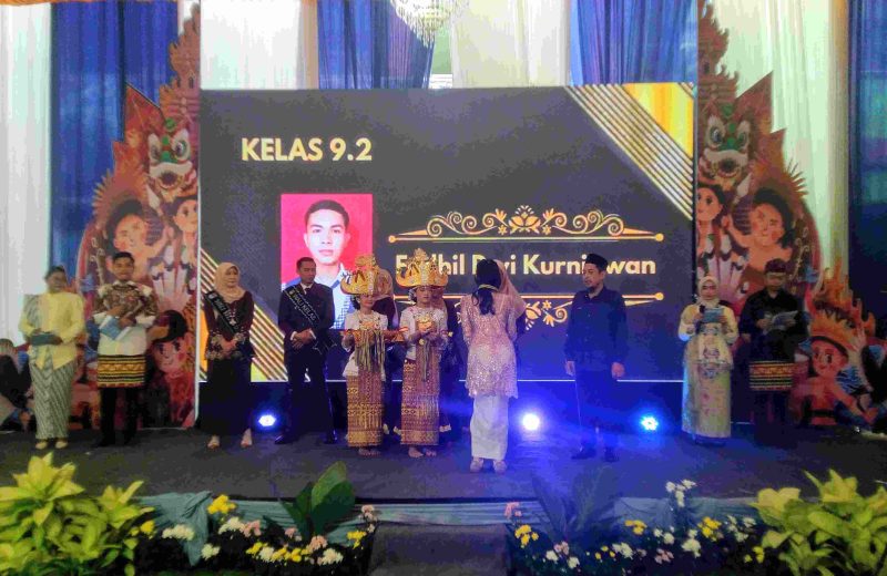 Saat acara Purna Study di halaman SMPN 1 Bandarlampung, Rabu (20/5/2026). Sebanyak 348 siswa kelas IX resmi melepas seragam putih-biru dalam prosesi Purna Study Tahun Ajaran 2025/2026. / istimewa
