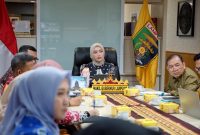 Wakil Gubernur Lampung Jihan Nurlela saat memimpin Rakor TP2TB Kabupaten Pesawaran secara virtual dari Ruang Kerja Wagub, Kamis (21/5/2026). Foto: Dok. Dinas Kominfotik Provinsi Lampung