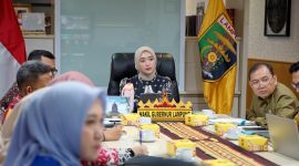Wakil Gubernur Lampung Jihan Nurlela saat memimpin Rakor TP2TB Kabupaten Pesawaran secara virtual dari Ruang Kerja Wagub, Kamis (21/5/2026). Foto: Dok. Dinas Kominfotik Provinsi Lampung