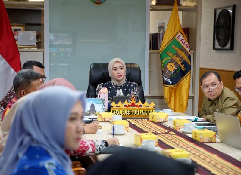 Wakil Gubernur Lampung Jihan Nurlela saat memimpin Rakor TP2TB Kabupaten Pesawaran secara virtual dari Ruang Kerja Wagub, Kamis (21/5/2026). Foto: Dok. Dinas Kominfotik Provinsi Lampung