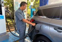 Petugas PLN UID Lampung mengisi daya salah satu dari 51 unit mobil listrik yang dioperasikan untuk menekan biaya operasional hingga 61 persen.