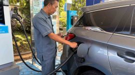 Petugas PLN UID Lampung mengisi daya salah satu dari 51 unit mobil listrik yang dioperasikan untuk menekan biaya operasional hingga 61 persen.