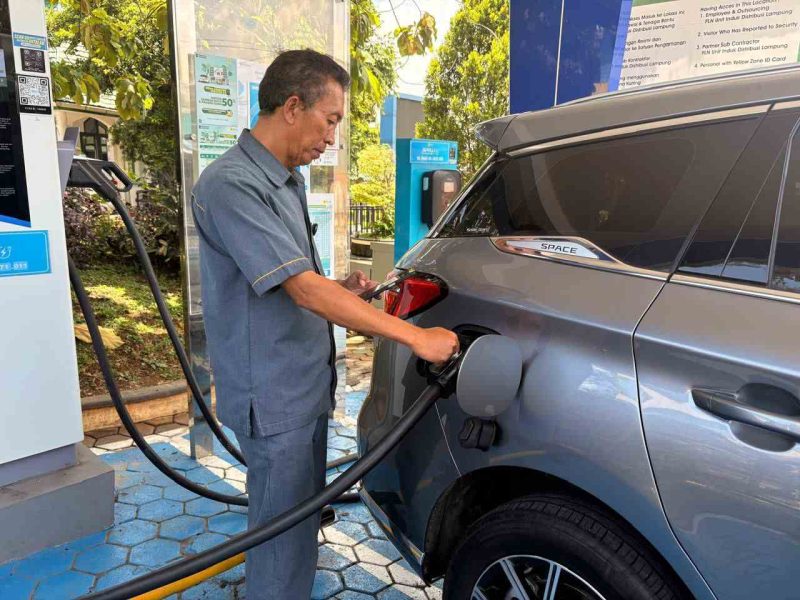 Petugas PLN UID Lampung mengisi daya salah satu dari 51 unit mobil listrik yang dioperasikan untuk menekan biaya operasional hingga 61 persen.